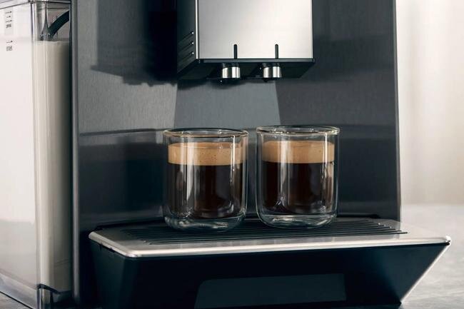 SIEMENS serii EQ900 Plus - dwie filiżanki z kawą na ekspresie