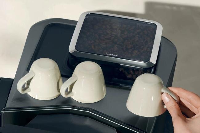 SIEMENS serii EQ900 Plus - filiżanki na ekspresie obok zbiornika