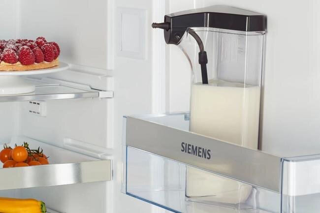 SIEMENS serii EQ900 Plus - zbiornik z mlekiem w lodówce