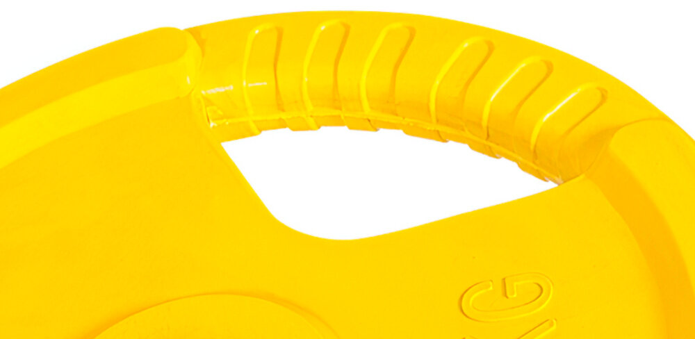 Obciążenie GORILLA SPORTS Grip 30 (15 kg) Żółty zbliżenie na jedne z uchwytów białe tło specjalne, trzy ergonomiczne uchwyty wygodne przenoszenie i szybkie zakładanie krążków na gryf jak hantli zwiększa liczbę zastosowań jednego elementu ogranicza ślizganie dłoni poprawia kontrolę ruchu