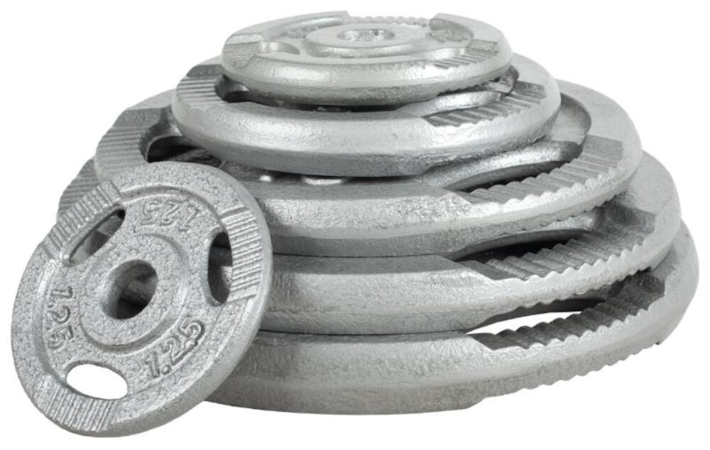 Obciążenie GORILLA SPORTS Grip (15 kg) białe tło zestaw obciążeń ustawionych jedno na drugim dostępne warianty od 15 kg do 20 kg precyzyjne budowanie obciążenia wraz z postępami różne średnice i szerokości ułatwiają dopasowanie zestawu do potrzeb oraz przestrzeni elastyczny system treningowy