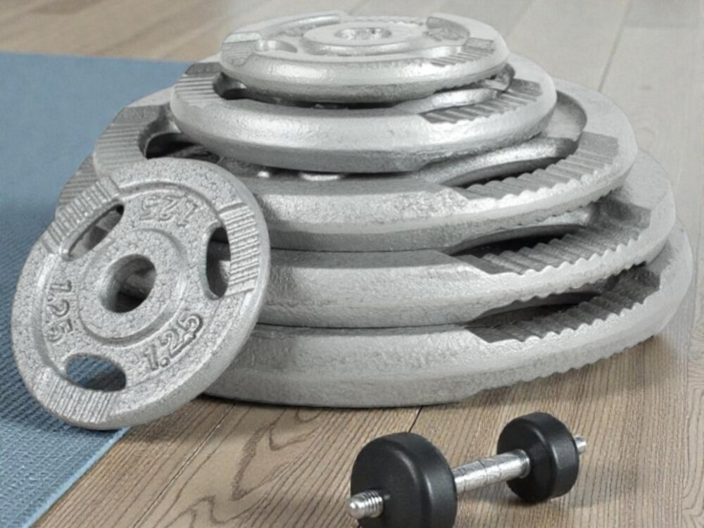 Obciążenie GORILLA SPORTS Grip (20 kg) drewniana podłoga zestaw obciążeń ustawionych jedno na drugim obok leży mała hantelka wsparcie w treningu budowanie siły budowanie masy wytrzymałość trening zdrowie