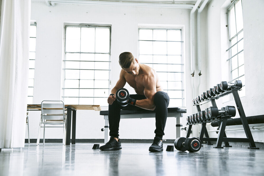 Hantla GORILLA SPORT - hantla w ręku mężczyzny