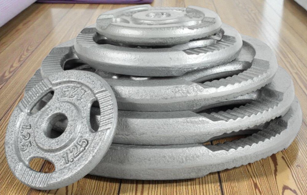 Obciążenie GORILLA SPORTS Grip (5 kg) drewniana podłoga zestaw obciążeń ustawionych jedno na drugim w 100% z żeliwa precyzyjnie dobrana masa stabilność solidna, jednorodna konstrukcja ułatwia kontrolę ruchu zmniejsza ryzyko utraty równowagi podczas ćwiczeń wysoka odporność na ścieranie, pęknięcia oraz odkształcenia nie kruszy się z upływem czasu