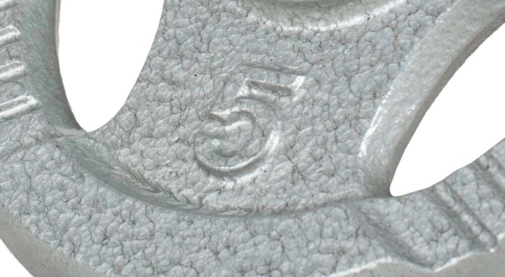 Obciążenie GORILLA SPORTS Grip (5 kg) obciążenie na białym tle zbliżenie na  oznaczenie wagi wyraźne oznaczenie masy na powierzchni twór 30/31 mm pasuje do popularnych gryfów sprzyja skupieniu na technice i pomaga ćwiczyć regularnie