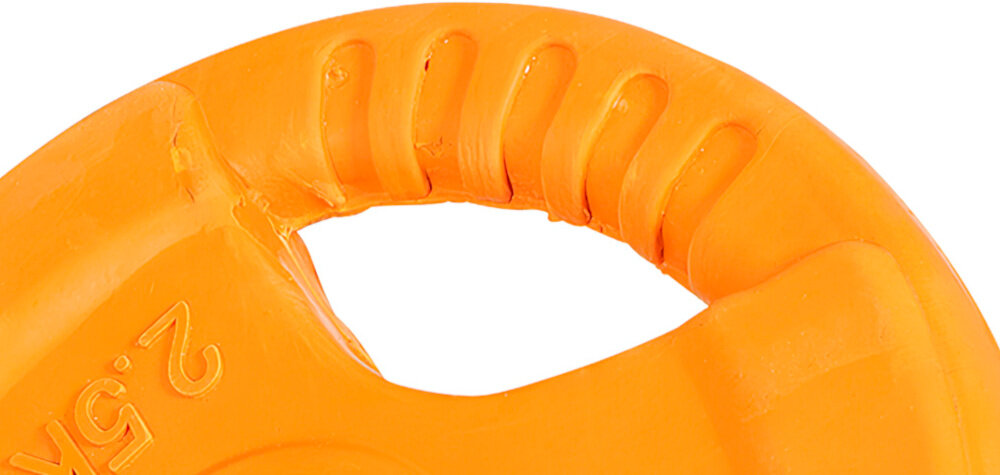 Obciążenie GORILLA SPORTS Grip 51 (2,5 kg) Pomarańczowy zbliżenie na jedne z uchwytów białe tło specjalne, trzy ergonomiczne uchwyty wygodne przenoszenie i szybkie zakładanie krążków na gryf jak hantli zwiększa liczbę zastosowań jednego elementu ogranicza ślizganie dłoni poprawia kontrolę ruchu