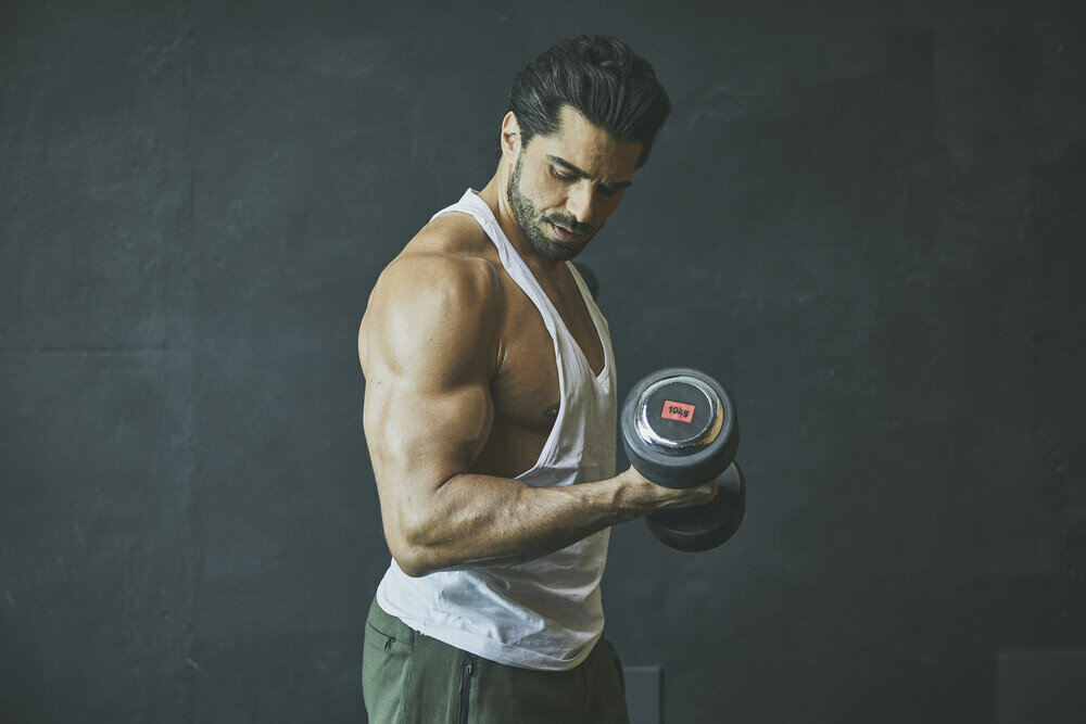 Hantla GORILLA SPORTS Rękojeść z antypoślizgowymi żłobieniami Gumowa powłoka - hantla w ręku mężczyzny