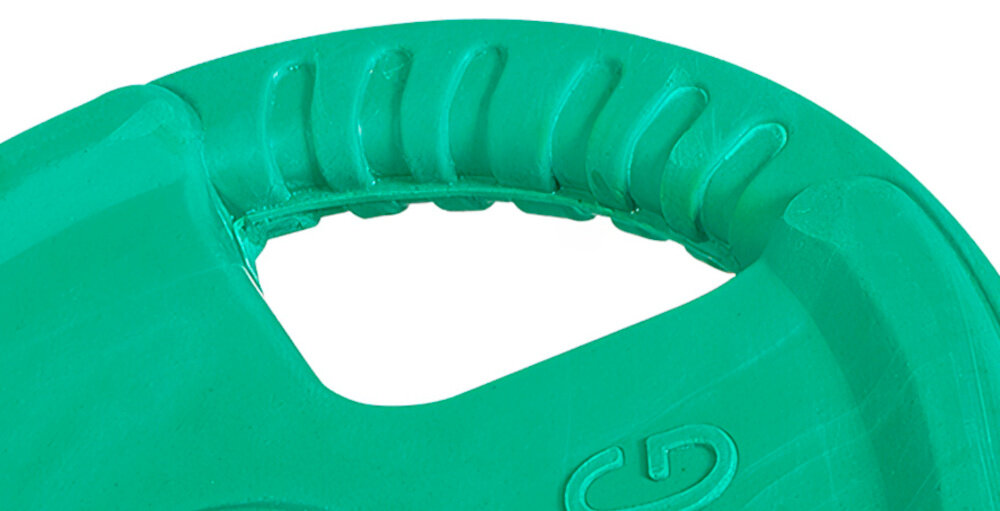 Obciążenie GORILLA SPORTS Grip 30 (5 kg) Zielony zbliżenie na jedne z uchwytów białe tło specjalne, trzy ergonomiczne uchwyty wygodne przenoszenie i szybkie zakładanie krążków na gryf jak hantli zwiększa liczbę zastosowań jednego elementu ogranicza ślizganie dłoni poprawia kontrolę ruchu