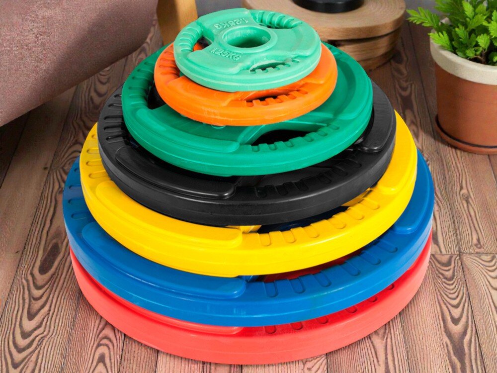 Obciążenie GORILLA SPORTS Grip 51 (10 kg) Czarny drewniana podłoga zestaw obciążeń ustawionych jedno na drugim obok kwiat fotel stolik wsparcie w treningu budowanie siły budowanie masy wytrzymałość trening zdrowie