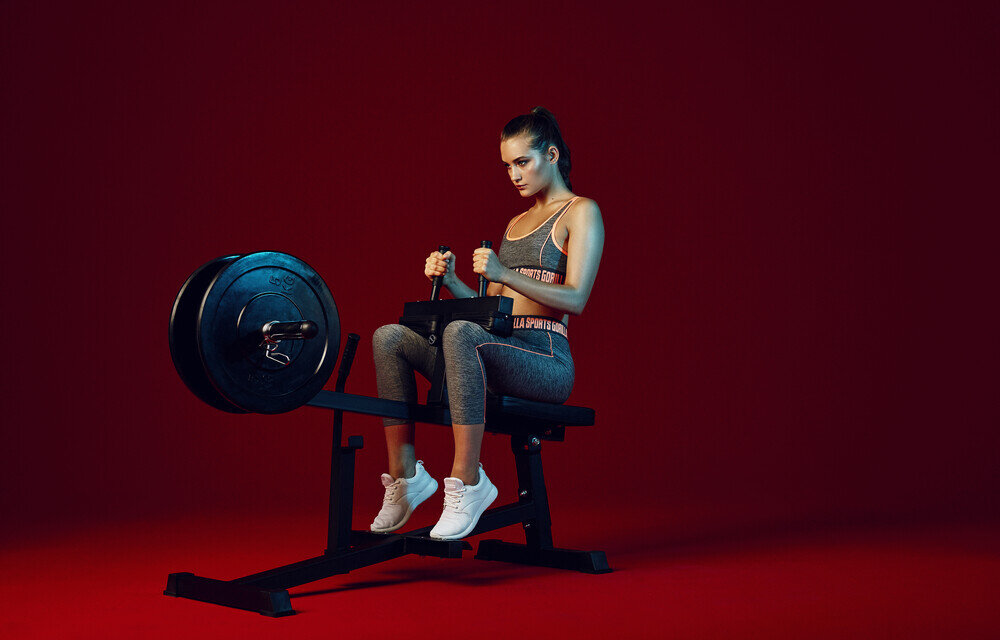 Urządzenie do treningu mięśni łydek GORILLA SPORTS 32 kg – stabilna konstrukcja i komfortowe siedzisko