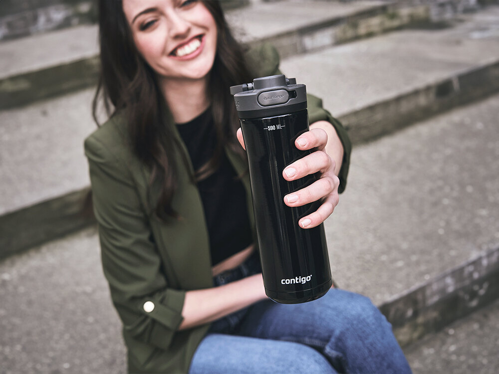 Butelka termiczna CONTIGO Jackson Chill 2.0 590 ml Czarny funkcjonalny praktyczny specjalny uchwyt do przenoszenia łatwe do zabrania wszędzie wygodna obsługa butelki możliwość otwierania jedną ręką korzystanie w ruchu podczas biegania jazdy na rowerze inne aktywności