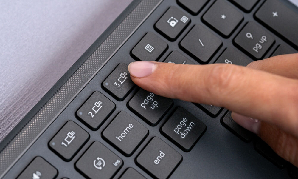 Zestaw LOGITECH Signature Slim Combo MK950 Grafitowy system przełączanie