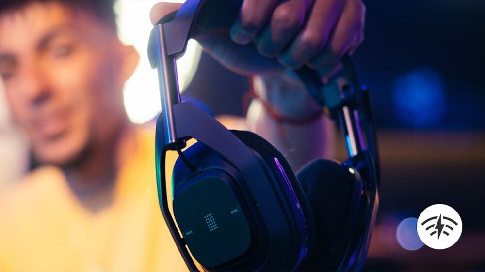 Słuchawki LOGITECH Astro A50 X z bezprzewodową technologią LIGHTSPEED do gamingu, osoba trzymająca słuchawki w ręku