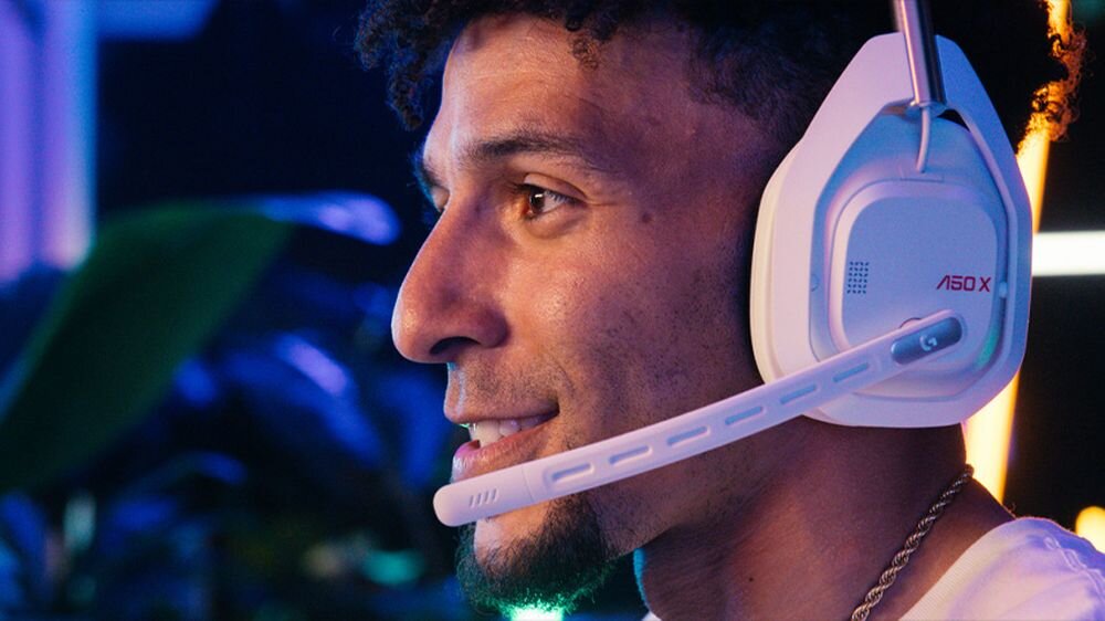 Słuchawki LOGITECH Astro A50 X z mikrofonem LIGHTSPEED 48 kHz na wysięgniku, osoba z założonymi słuchawkami