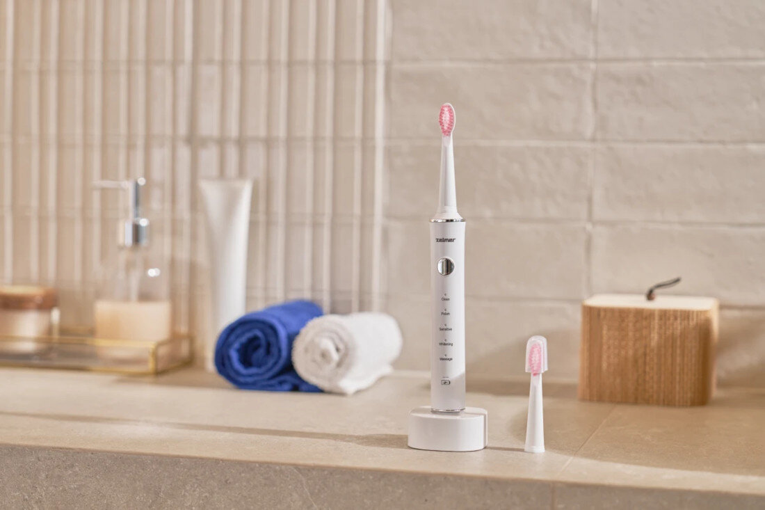 Oryginalna końcówka do szczoteczki ZELMER ZTBA1010W Biały (4 szt.) (Niwelują przebarwienia) Dokładne czyszczenie zębów zabrudzenia i przebarwienia naturalną biel zębów i świeży oddech komfort użytkownika