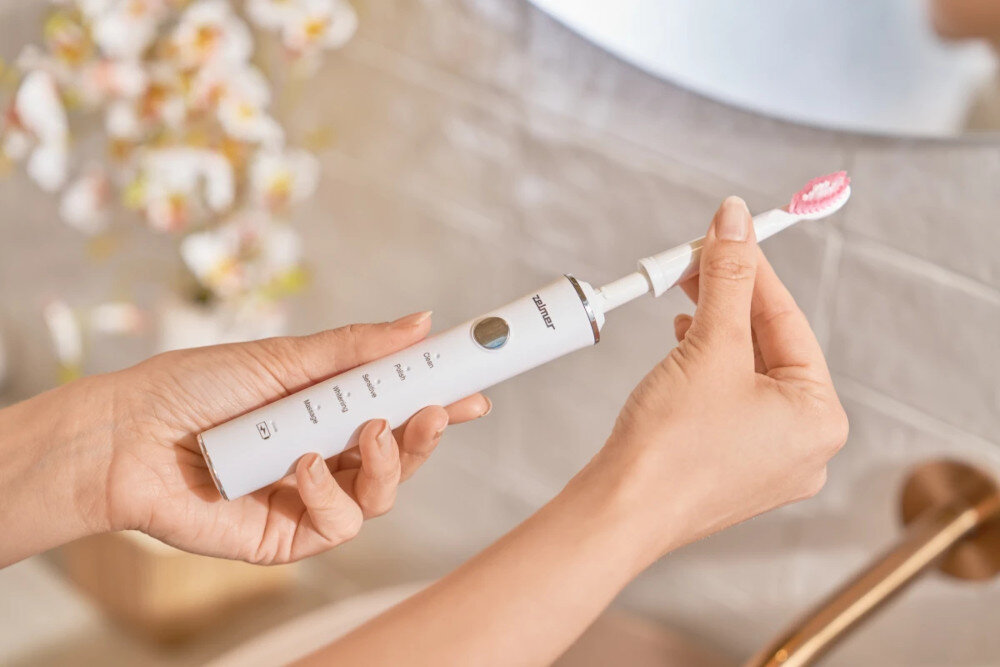 Oryginalna końcówka do szczoteczki ZELMER ZTBA1010W Biały (4 szt.) (Niwelują przebarwienia)  Delikatne dla szkliwa i dziąseł nie podrażniają dziąseł nie uszkadzają szkliwa bezpieczna dla wrażliwych obszarów