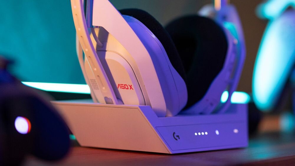 Słuchawki LOGITECH Astro A50 X z akumulatorem do 24 godzin pracy i magnetyczną stacją bazową, słuchawki stojące w stacji bazowej