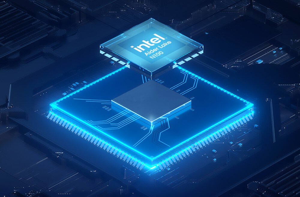 Komputer CHUWI LarkBox X Wizualizacja procesora Intel Alder Lake-N N100 z efektem podświetlenia w niebieskim odcieniu, umieszczona na tle schematu układu scalonego, procesor, rdzenie, wątki, taktowanie