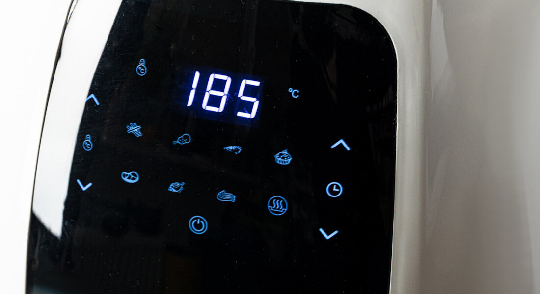 Frytkownica beztłuszczowa KLAUSBERG KB-7709 Air Fryer  Panel sterowania łatwa obsługa regulcja temperatury timer czas zakres moc termostat efekty potrawy