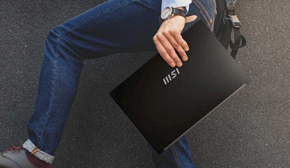 Laptop MSI Modern 15 H AI C1MG - Mężczyzna z laptopem, ilustrujący połączenie technologii z codziennymi obowiązkami.