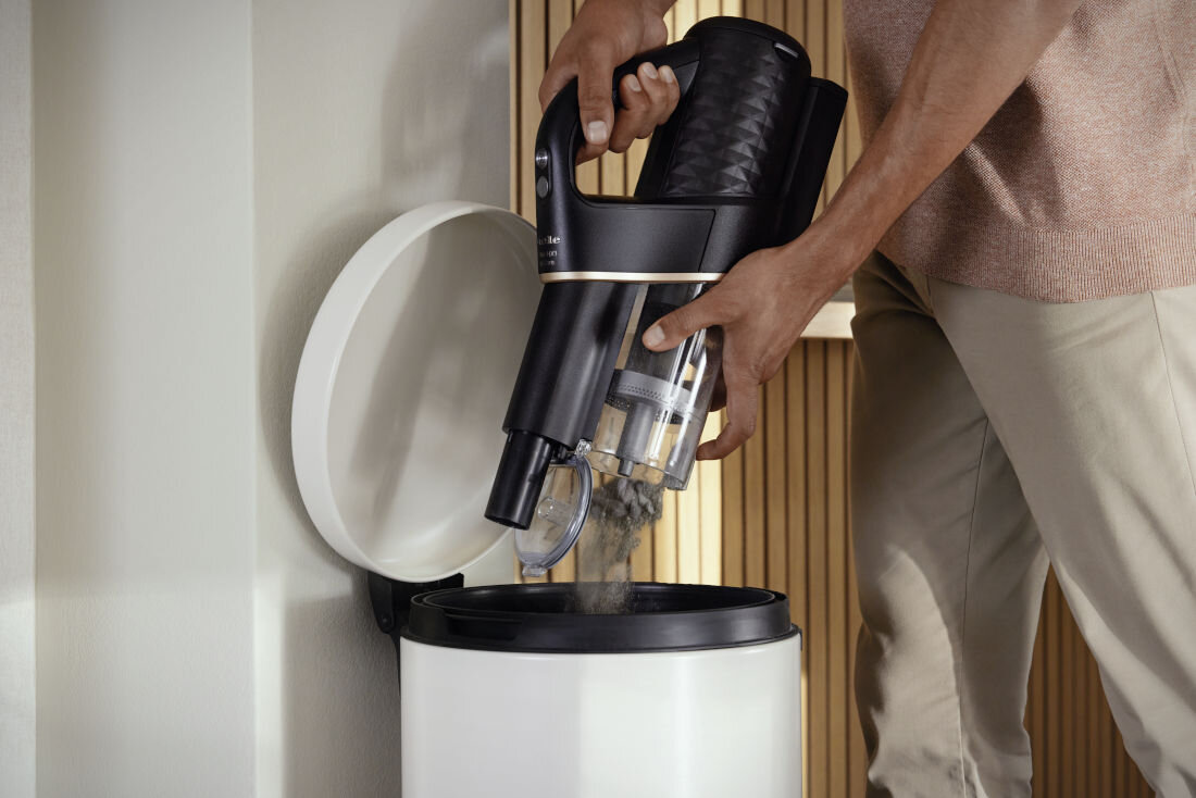 Odkurzacz MIELE Duoflex HX1 Carcare Łatwe czyszczenie funkcja Click2open kliknięcie przycisk pojemnik kosz śmieci higiena opróżnianie