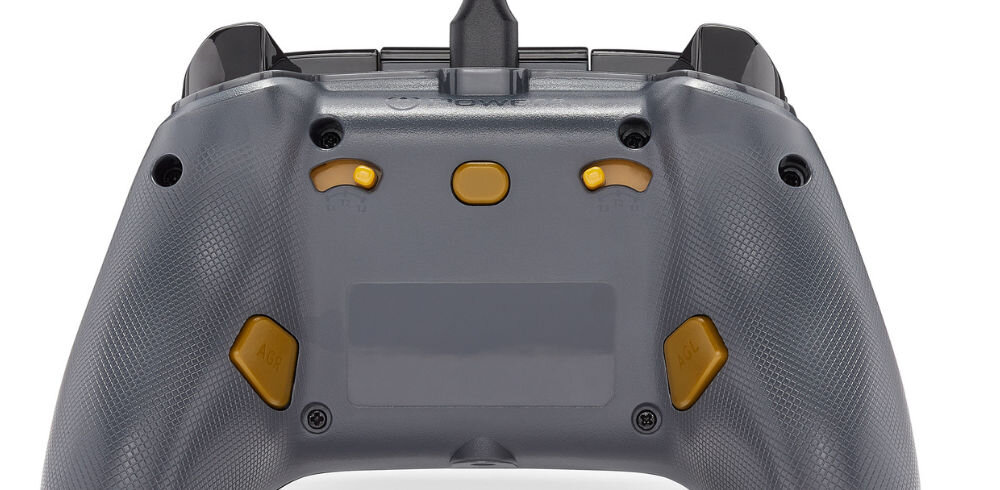 Kontroler POWERA XS Advantage Fortnite Midas prezentacja kontrolera na białym tle od tyłu dwa przyciski Advanced Gaming Buttons mapowanie bezpośrednio podczas gry dostosowanie sterowania do własnych potrzeb