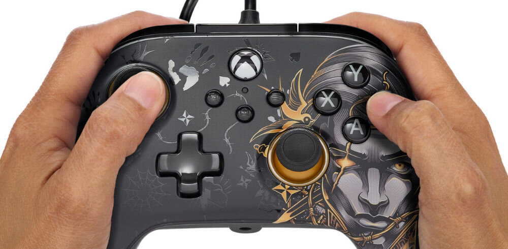 Kontroler POWERA XS Advantage Fortnite Midas prezentacja kontrolera od przodu na białym tle ręce na kontrolerze czułe spusty 3-stopniowa blokada triggerów dostosowanie ich skoku dwa silniczki wibracyjne immersyjne efekty drgań realistyczne wrażenia