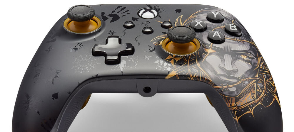 Kontroler POWERA XS Advantage Fortnite Midas prezentacja pada zbliżenie wejście słuchawkowe na białym tle złącze audio 3,5 mm szybkie połączenie słuchawek graj bez przeszkadzania innym