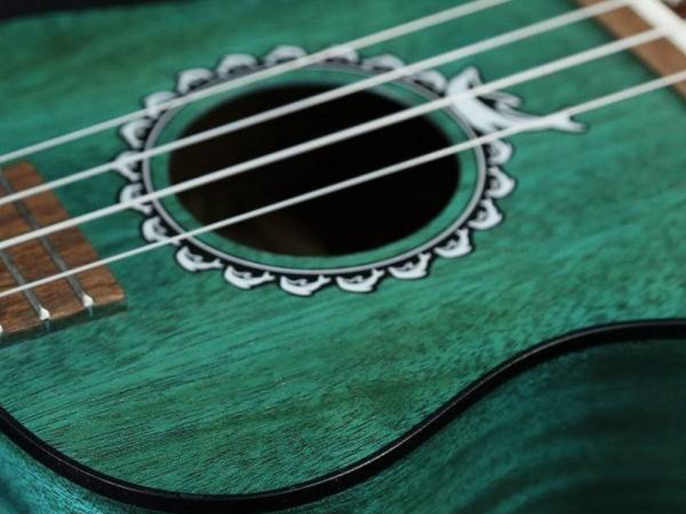 Ukulele PUKA PK-DPS korpusowi z drewna sapele szyjce z okoume głęboki i ciepły dźwięk kość w siodełku oraz mostku Aquila Nylgut
