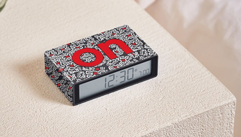 Budzik Flip+ X funkcjonalnosc funkcja drzemki wyswietlacz LCD 