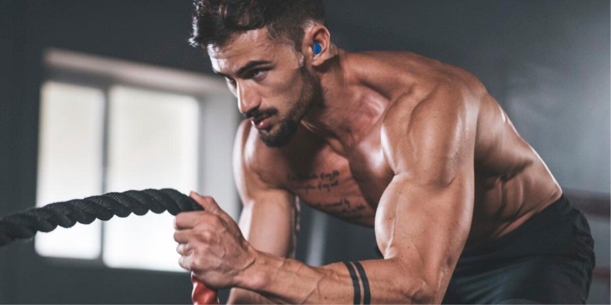 słuchawki dokanałowe HAMA Spirit Chop - Bezprzewodowa wolność, osoba na treningu siłowym w słuchawkach