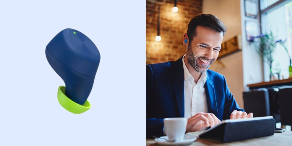 słuchawki dokanałowe HAMA Spirit Chop - Rozmawiaj wygodnie, słuchawka skierowana w dół, mężczyzna w słuchawkach siedzacy przy stole