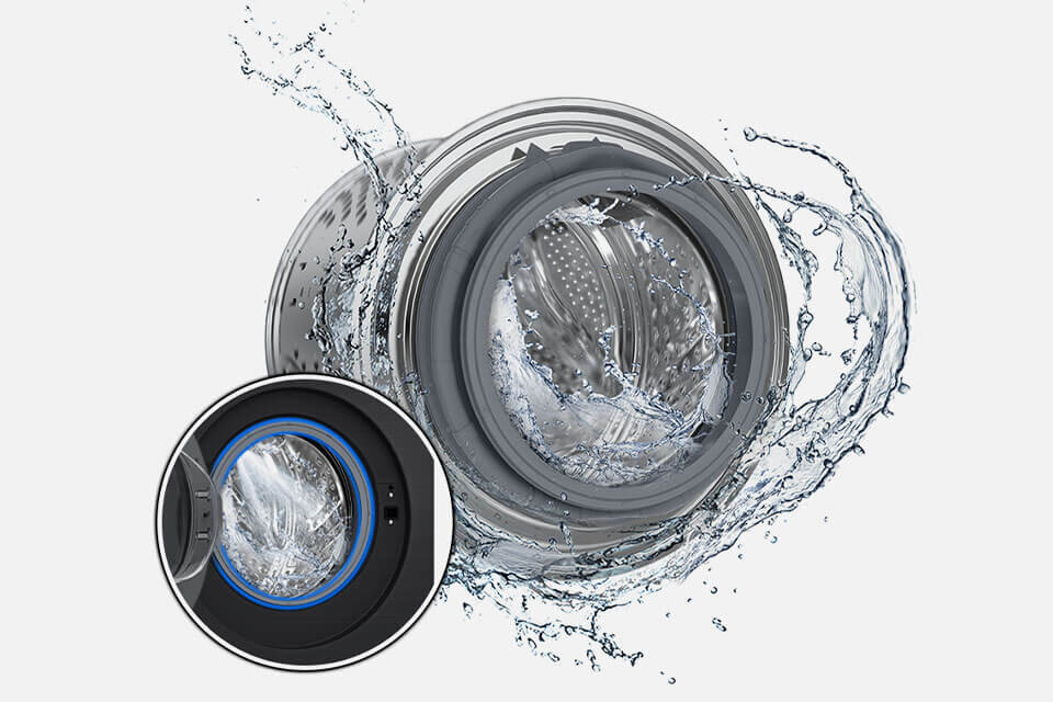 Obraz przedstawia bęben pralki z wodą wirującą wewnątrz. W lewym dolnym rogu znajduje się zbliżenie na drzwiczki pralki z niebieskim akcentem.