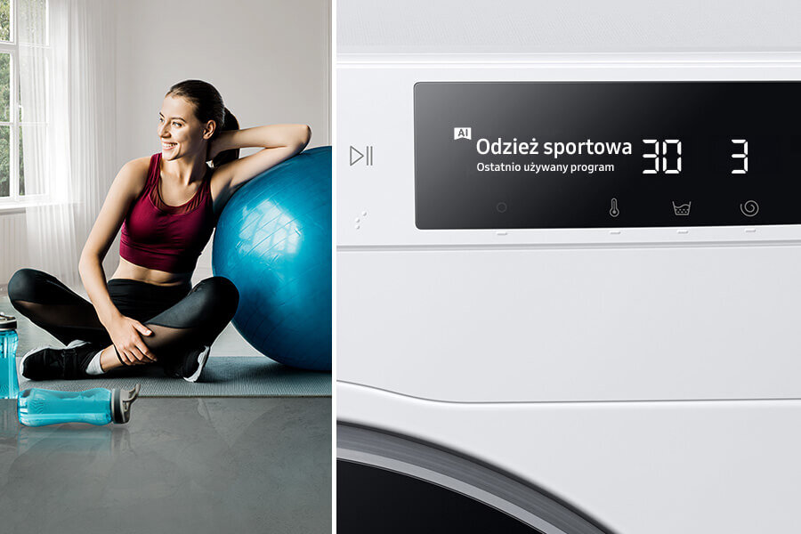 Po lewej stronie kobieta siedzi na macie obok dużej niebieskiej piłki do ćwiczeń, a po prawej stronie wyświetlacz pralki pokazuje \'Odzież sportowa Ostatnio używany program 30 3\'.