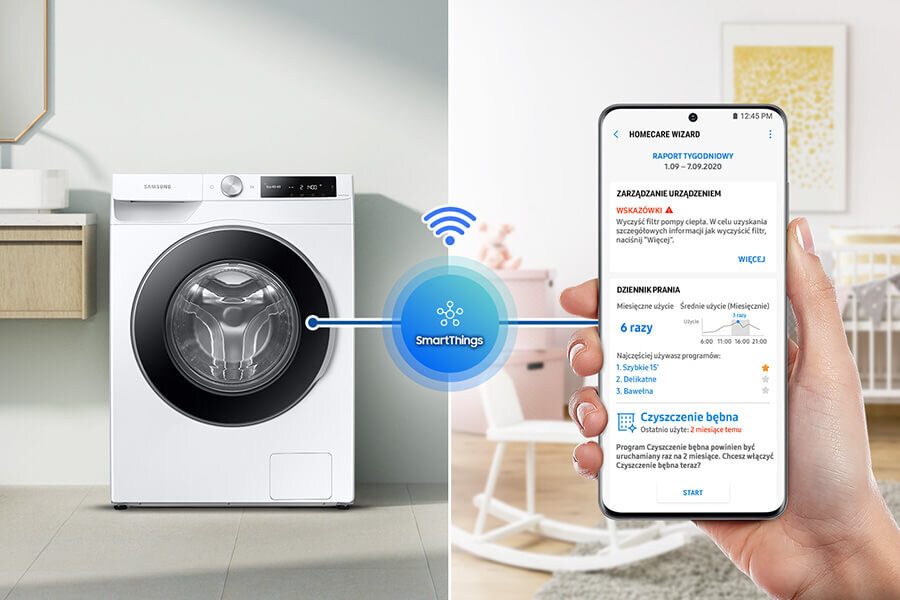 Obraz przedstawia białą pralkę z czarnym panelem, obok której znajduje się smartfon z aplikacją SmartThings. Na ekranie telefonu widoczny jest tekst dotyczący zarządzania urządzeniem i dziennika prania.