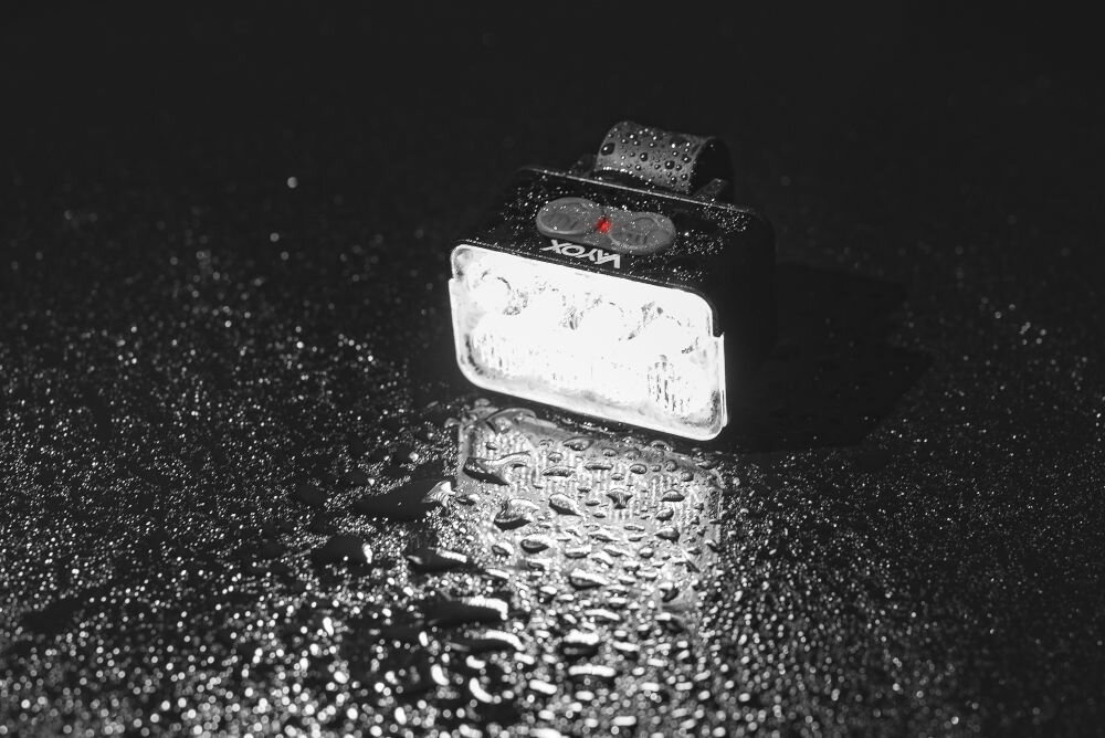 Lampka rowerowa VAYOX VA0151 lampa na mokrym podłożu ipx6 wodoodporna gumowe osłony zabezpieczenie przycisków gniazda ładowania