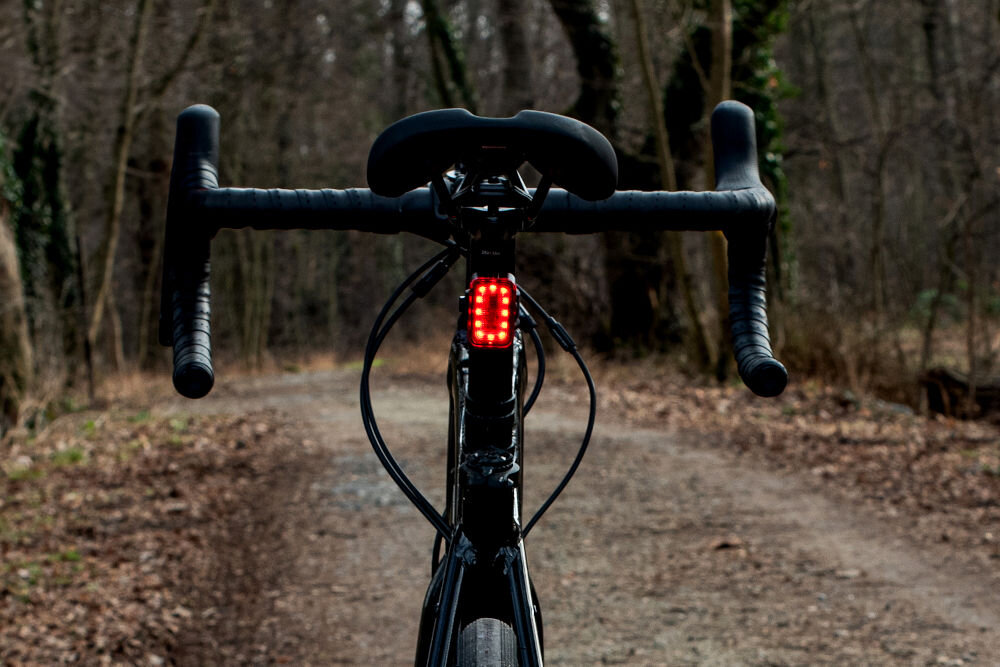Lampka rowerowa VAYOX VA0152 zamontowana z tyłu roweru typu mtb