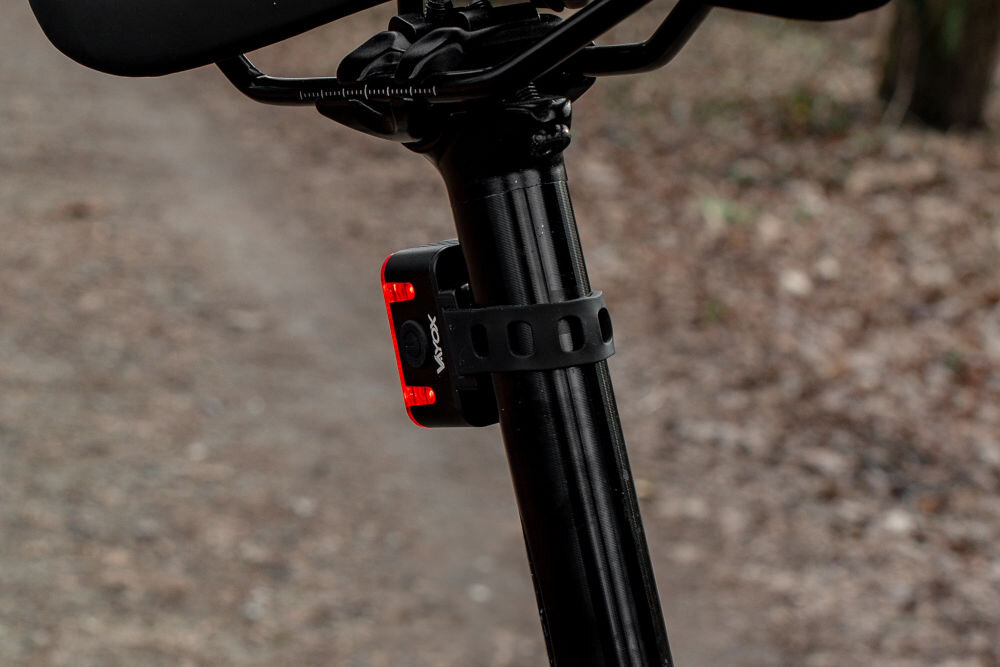 Lampka rowerowa VAYOX VA0152 pod siodełkiem włączone światło tryby 6 trybów funkcja pamięci ładowanie przez usb-c