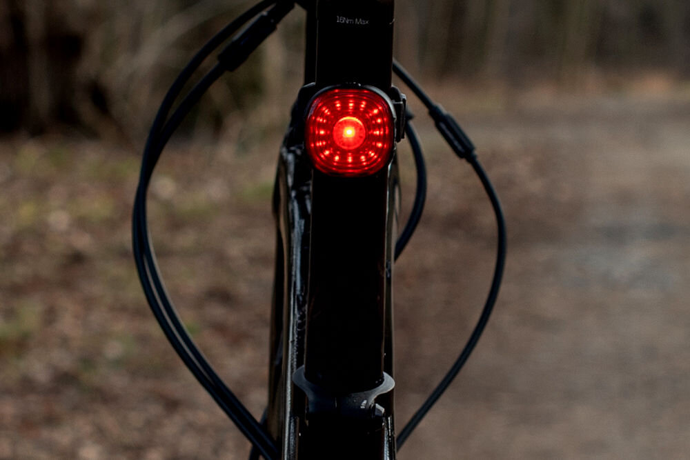 Lampka rowerowa VAYOX VA0156 widok frontem na lampkę zamontowaną na rowerze 17 diod led moc 100 lumenów widoczność na drodze