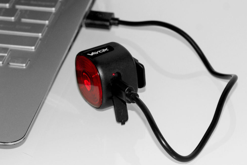 Lampka rowerowa VAYOX VA0156 ładowanie przez port USB-A złącze USB-C
