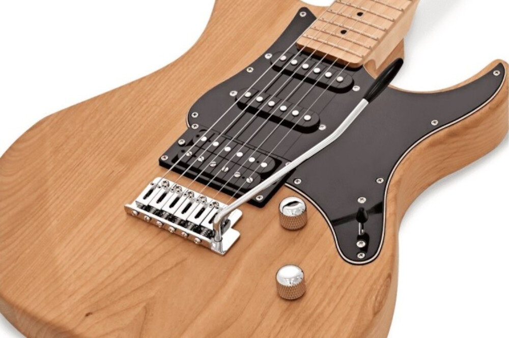 Gitara elektryczna YAMAHA Pacifica 112VMX YNS RL - Możliwości dźwiękowe, kadr gitary leżącej pod skosem