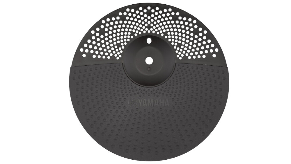 Czarny pad perkusyjny z logo \'YAMAHA\' i perforowanym wzorem na górnej części.