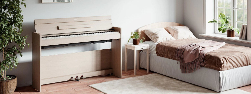 Pianino cyfrowe YAMAHA YDP-S35B - Smukła, stylowa konstrukcja, pianino stojące w pokoju, obok łóżka