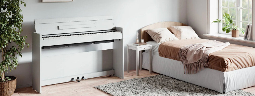 Pianino cyfrowe YAMAHA YDP-S35WA - Smukła, stylowa konstrukcja, pianino stojące w pokoju, obok łóżka