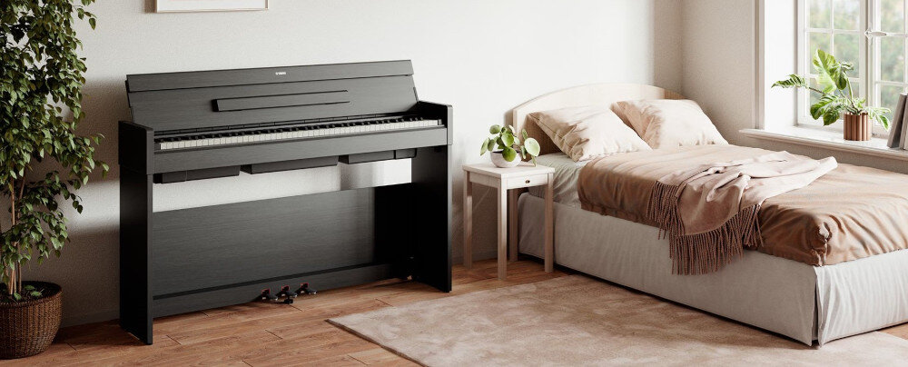 Pianino cyfrowe YAMAHA YDP-S35WA - Funkcje i efekty, pianino stojące w pokoju, obok łóżka
