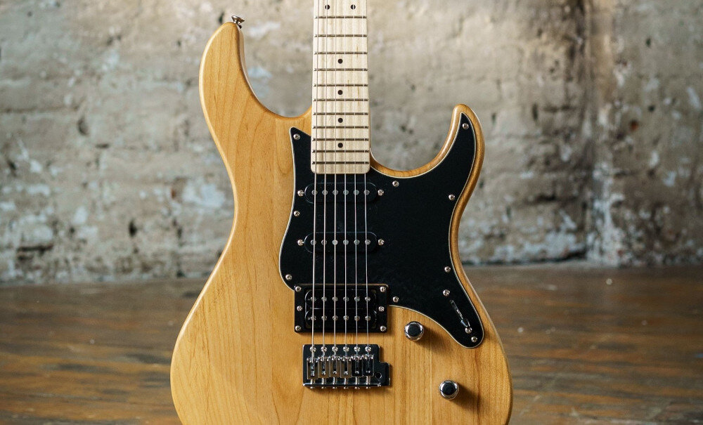 Gitara elektryczna YAMAHA Pacifica 112VM GR RL - Wyrazisty wygląd i styl, kadr gitary stojącej na podłodze
