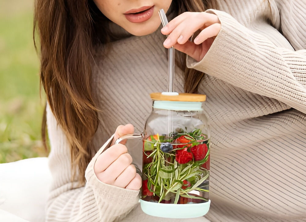 Słoik ze słomką VIALLI DESIGN Fuori 600 ml Czarny słoik słomka orzeźwiające napoje koktajle drinki pojemność chwila relaksu