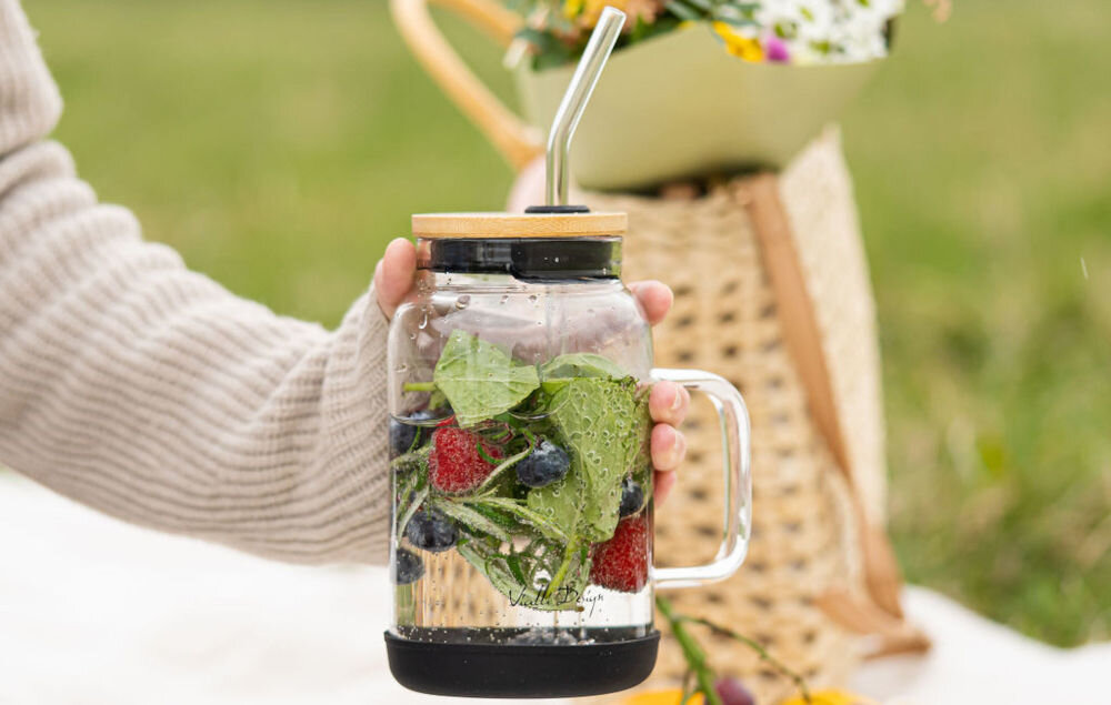 Słoik ze słomką VIALLI DESIGN Fuori 600 ml Czarny design eleganckie kształty bambusowa pokrywka otwór na słomkę silikonowe uszczelnienie