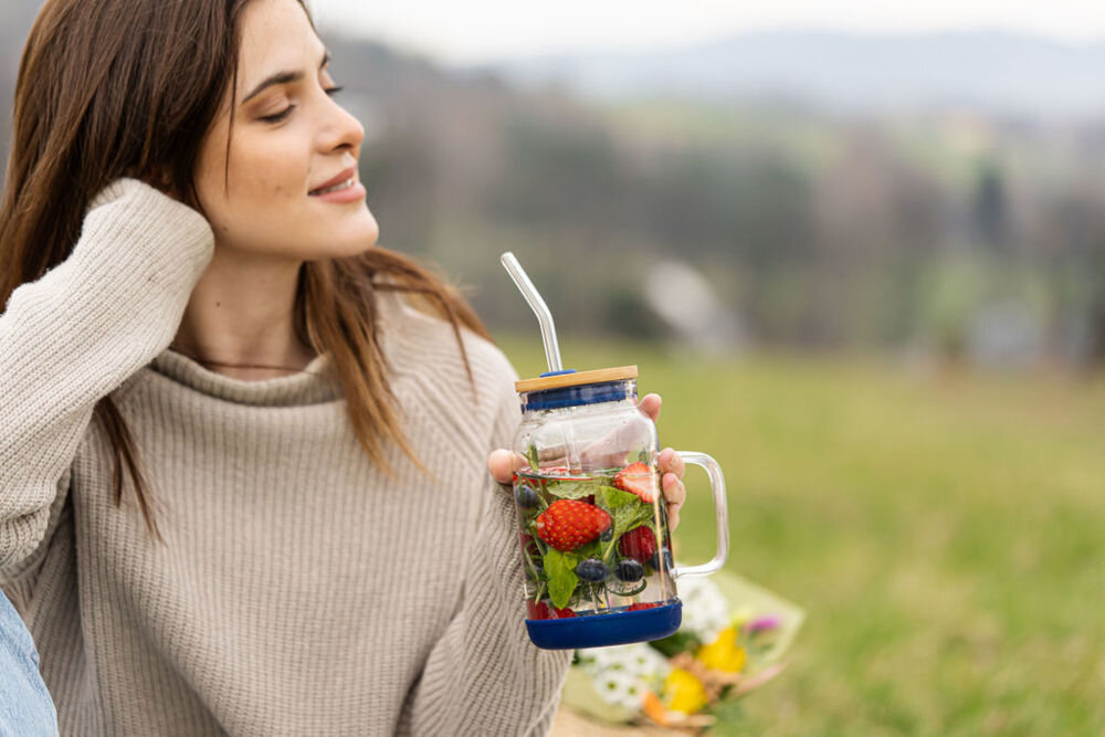 Słoik ze słomką VIALLI DESIGN Fuori 600 ml Granatowy design eleganckie kształty bambusowa pokrywka otwór na słomkę silikonowe uszczelnienie