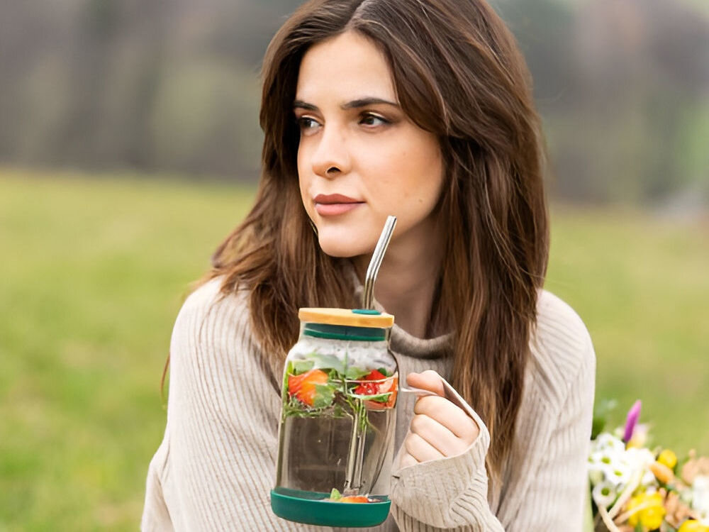 Słoik ze słomką VIALLI DESIGN Fuori 600 ml Zielony design eleganckie kształty bambusowa pokrywka otwór na słomkę silikonowe uszczelnienie